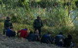 [ẢNH] Những khoảnh khắc xúc động của dòng người nhập cư ở biên giới Mỹ - Mexico